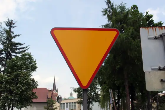 Znaki pierwszeństwa na skrzyżowaniu - D-1, A-7, STOP i rondo